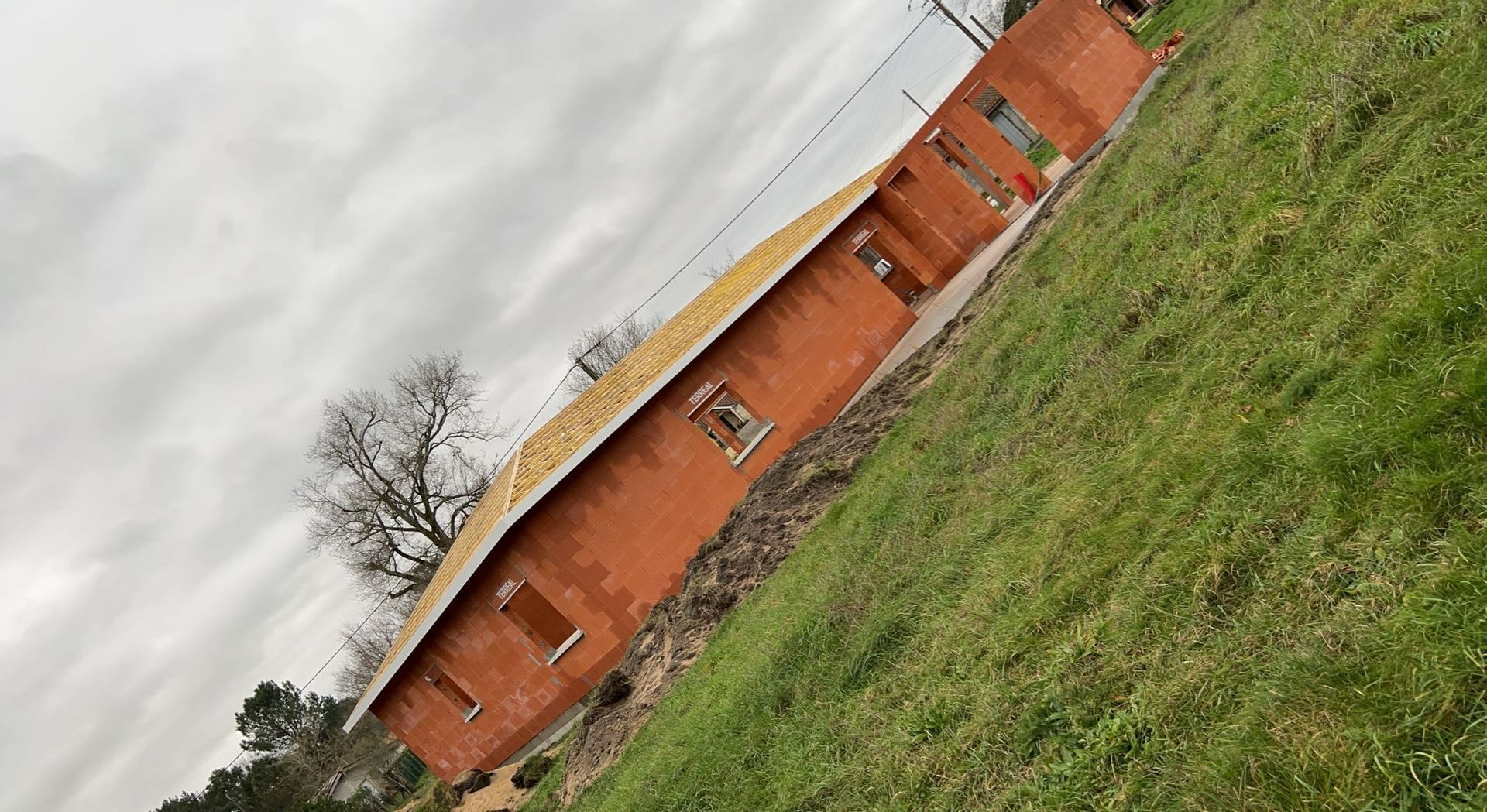 Charpente visible installée sur les murs extérieurs d'une habitation