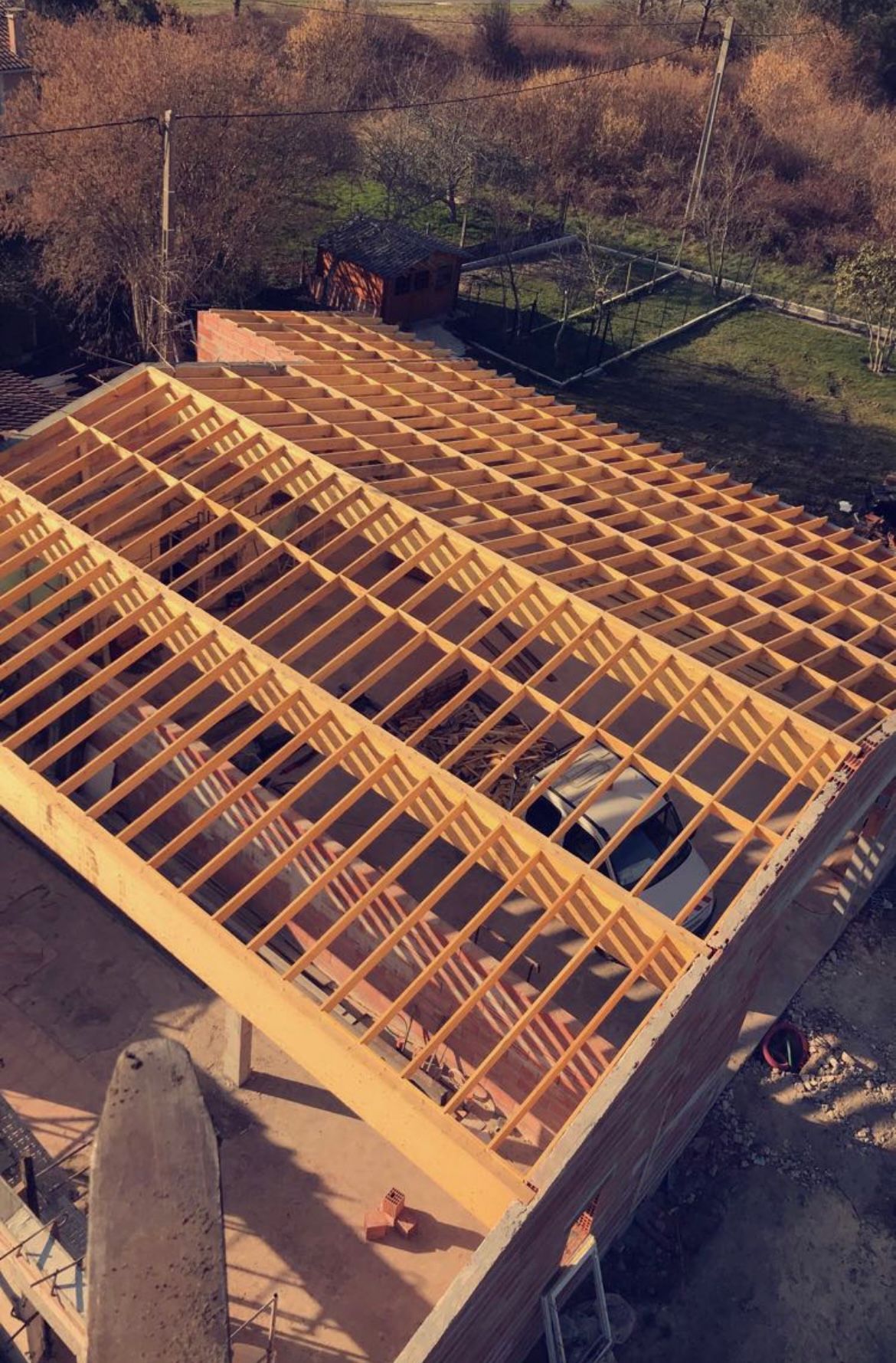 Pose d'une charpente en bois industrielle