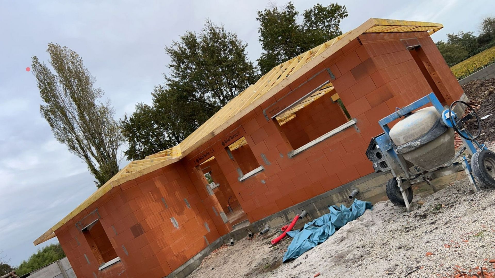 Travaux de pose de charpente en bois pour une habitation de plain-pied