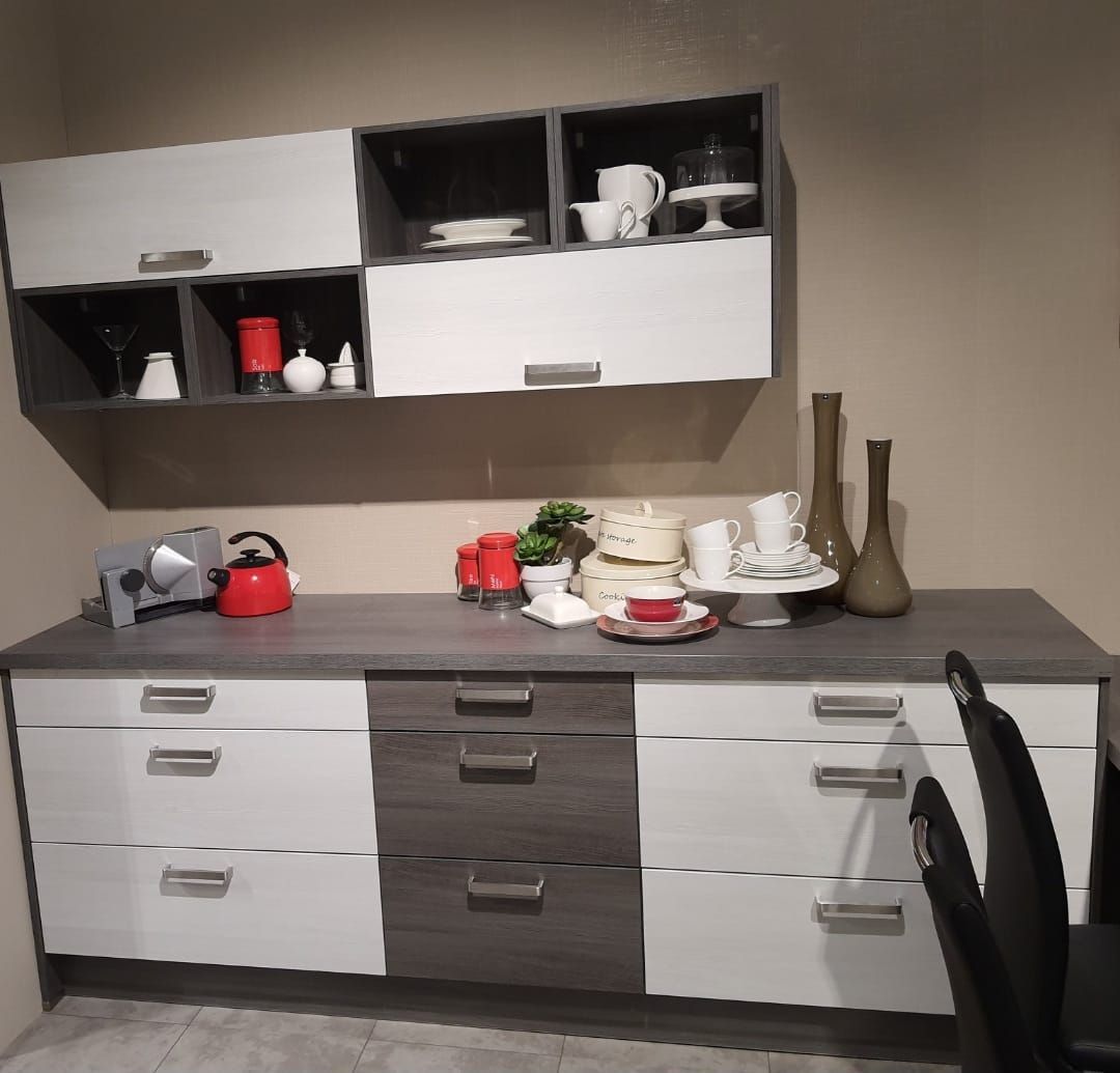 Eine Küche mit vielen Schubladen und Schränken