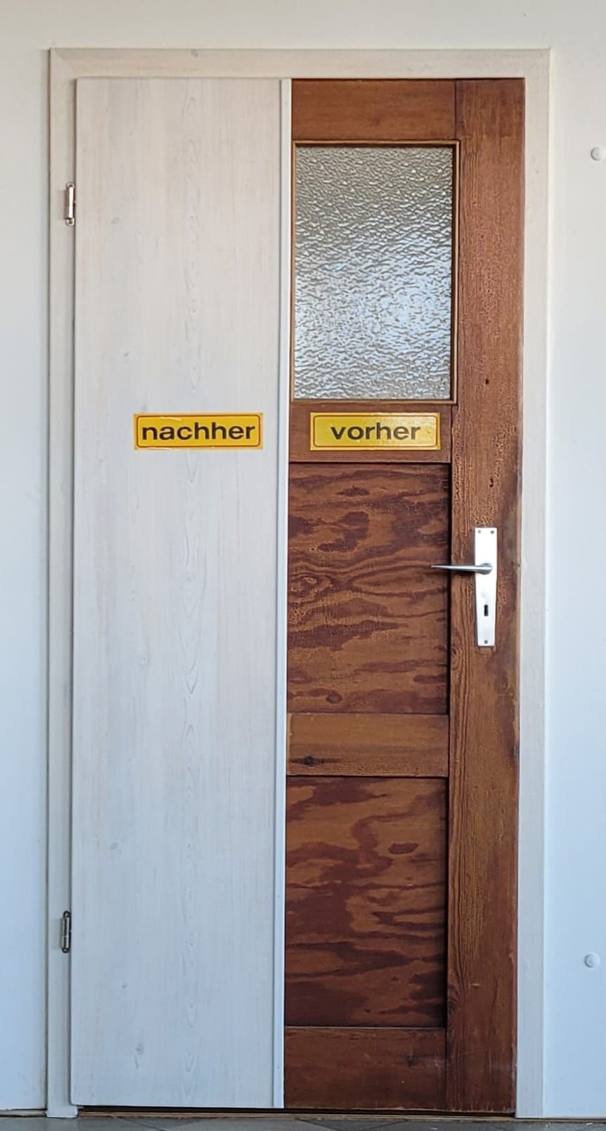 Eine Tür mit zwei Schildern darauf, auf denen „vorher“ und „nachher“ steht