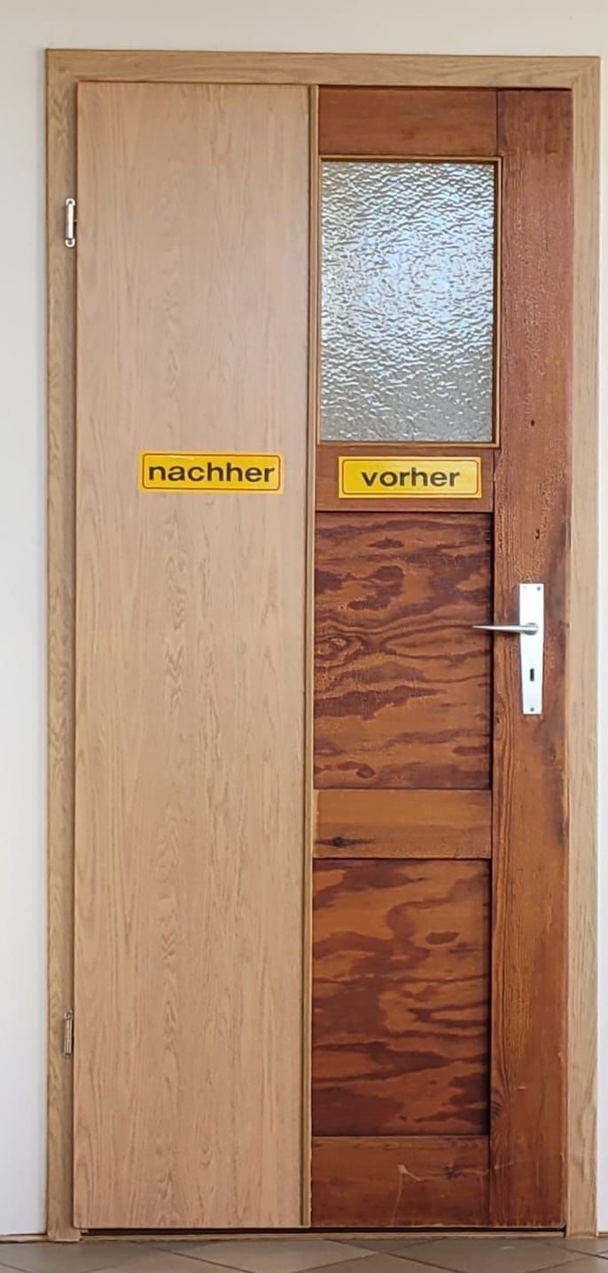 Ein Vorher-Nachher-Bild einer Holztür.
