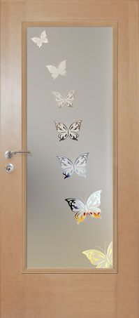 Eine Holztür mit einem Schmetterlingsmuster darauf.