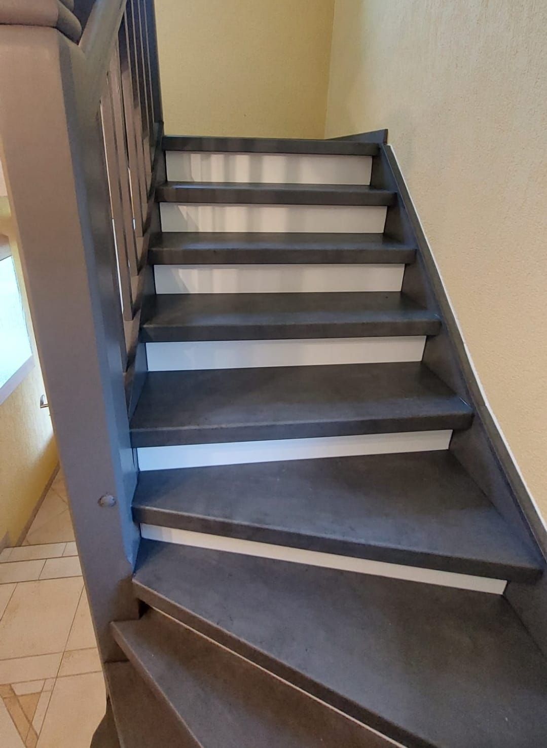 Eine Nahaufnahme einer Wendeltreppe in einem Haus.