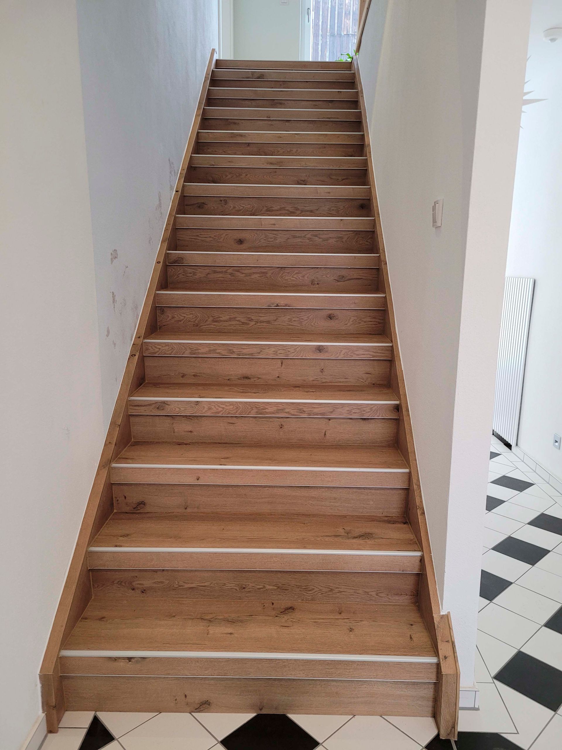 Eine weiße Treppe mit schwarzen Streifen auf den Stufen