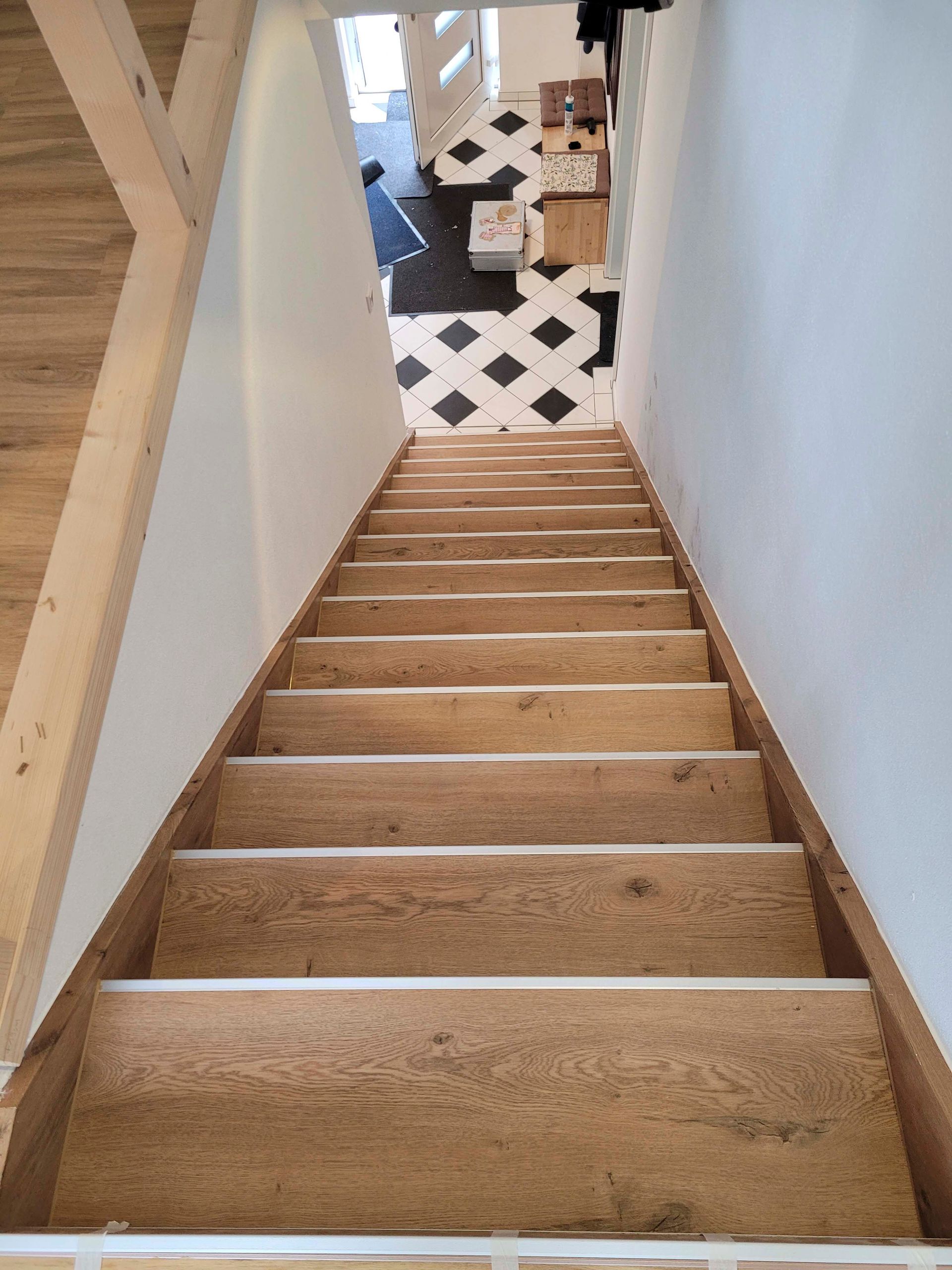 Eine schwarz-weiße Treppe mit einem karierten Boden