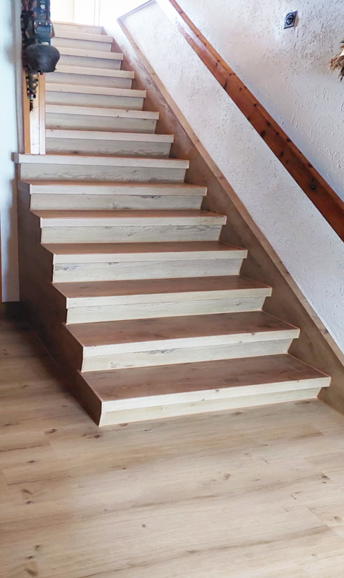 Eine Treppe mit Holzstufen und einem Holzgeländer