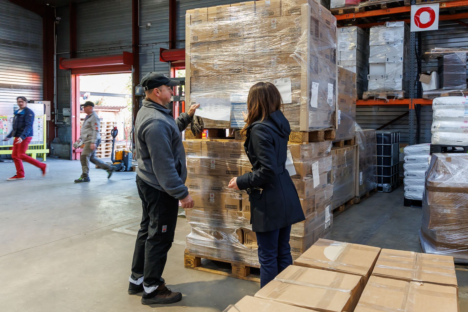 Chauffeur et exploitante devant une palette