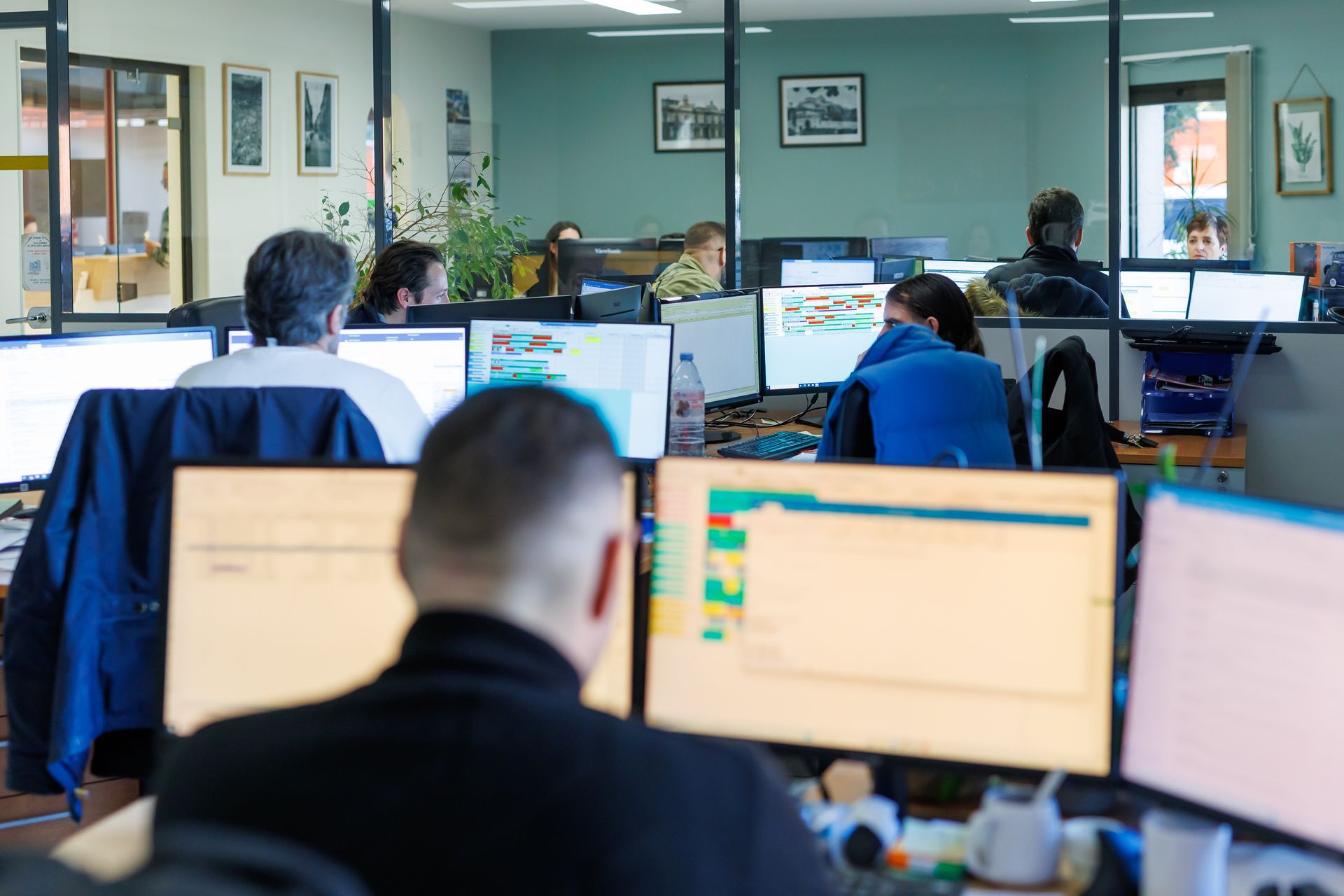 Des personnes devant des écrans dans un bureau