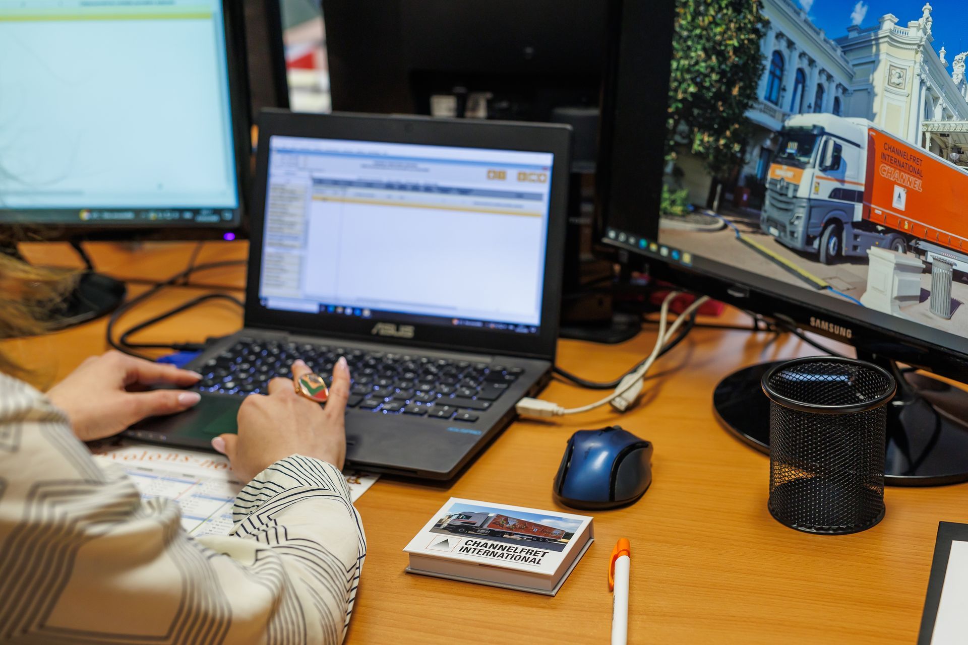 Une femme devant un ordinateur portable