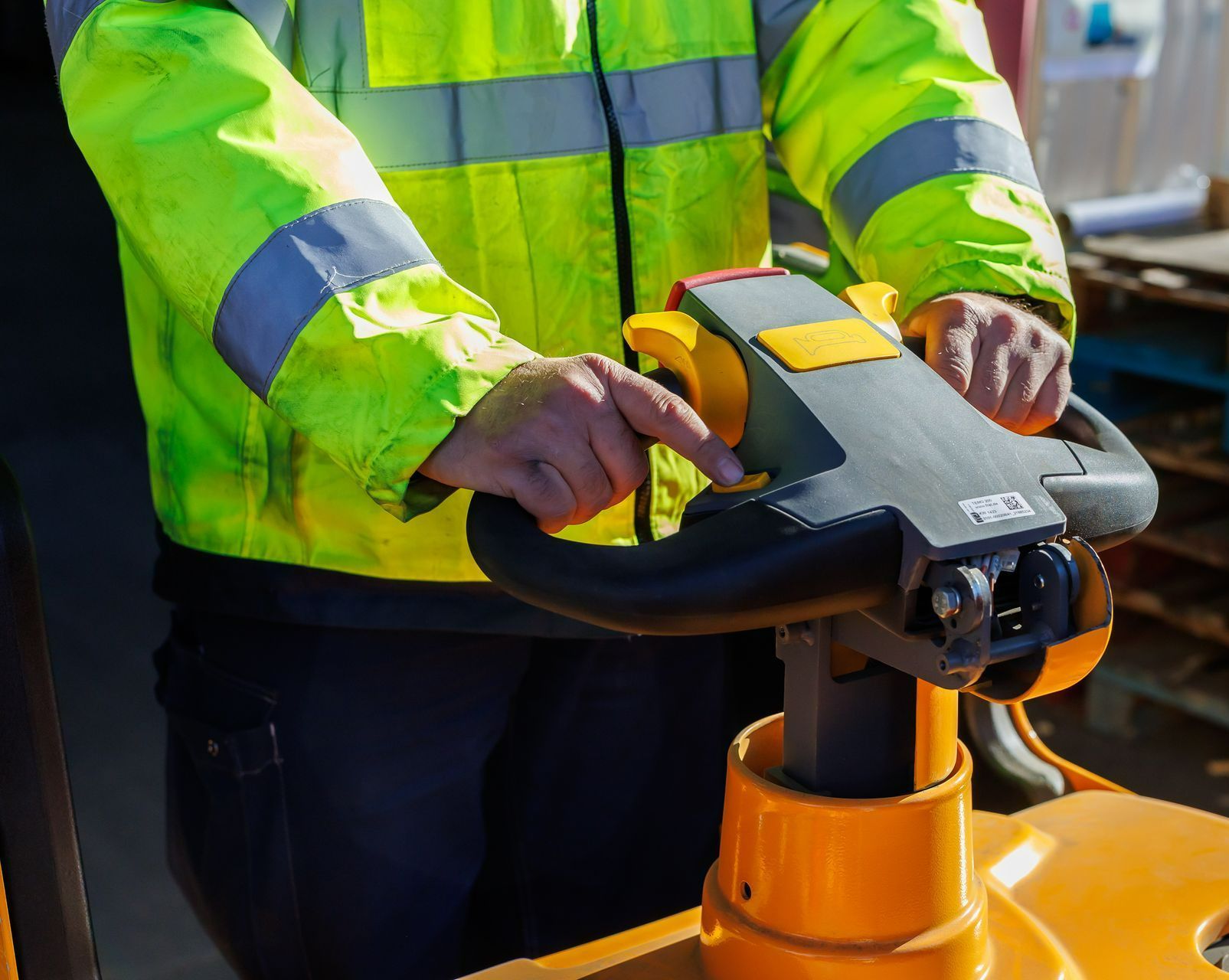 Une personne opère une machine de manutention