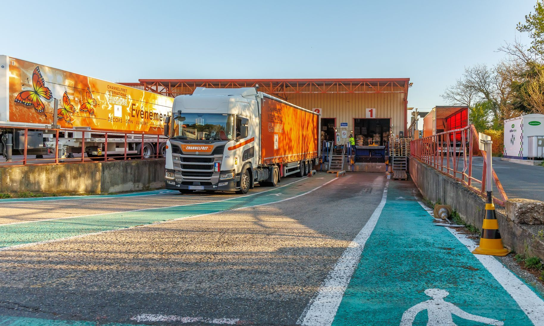 Un camion devant un panneau publicitaire
