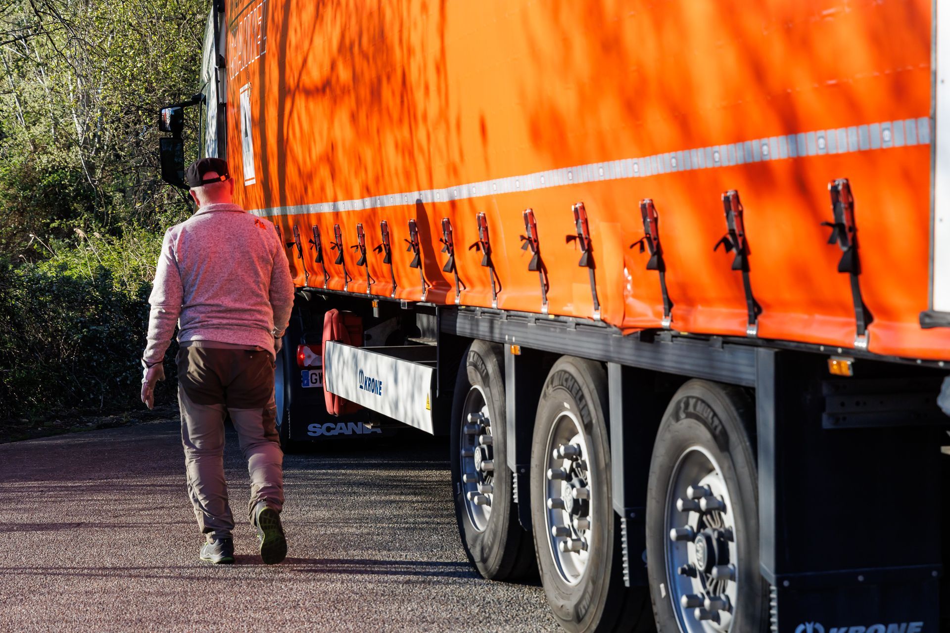 Un homme à coté d'un camion