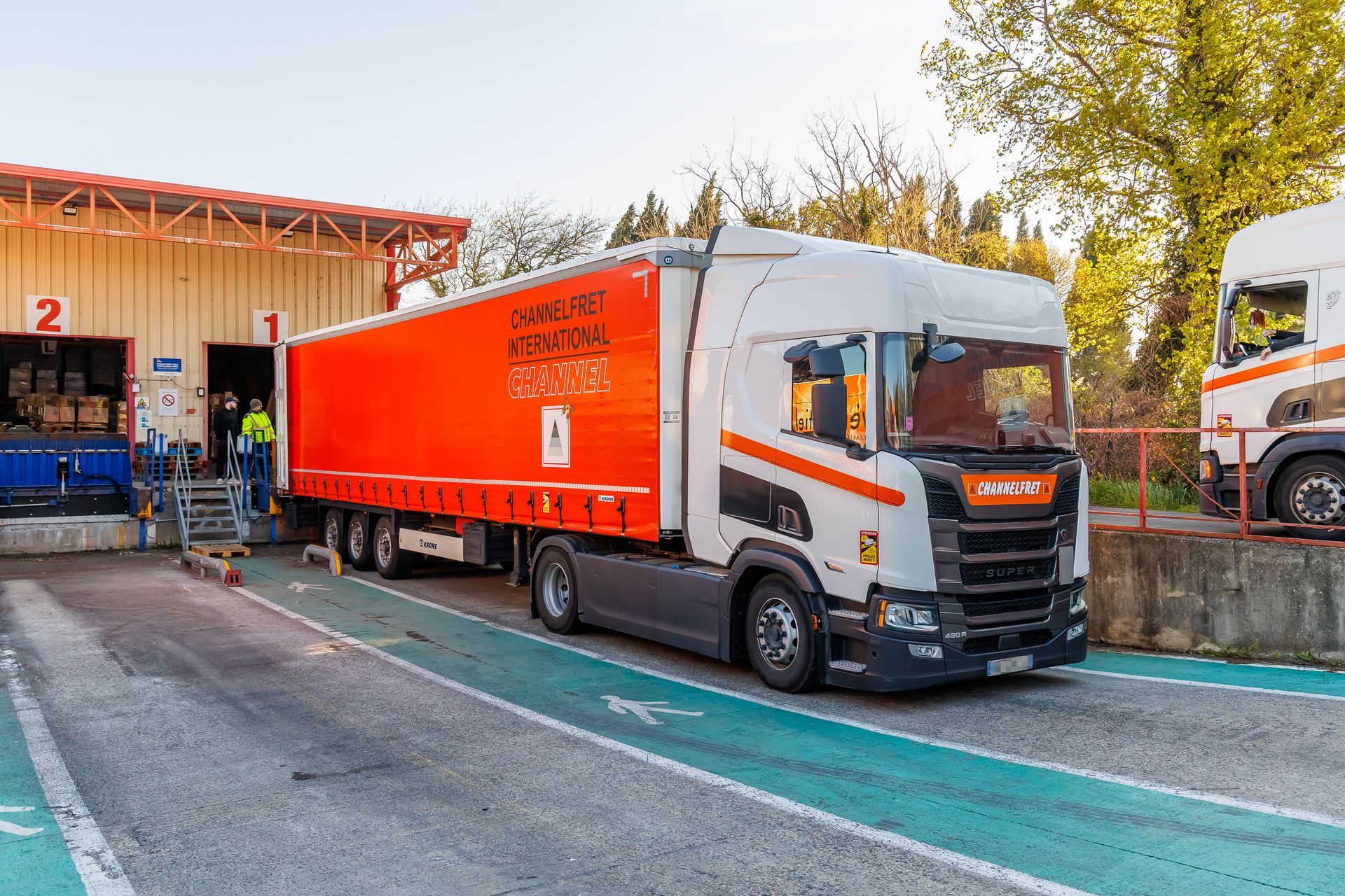 Un camion orange et blanc