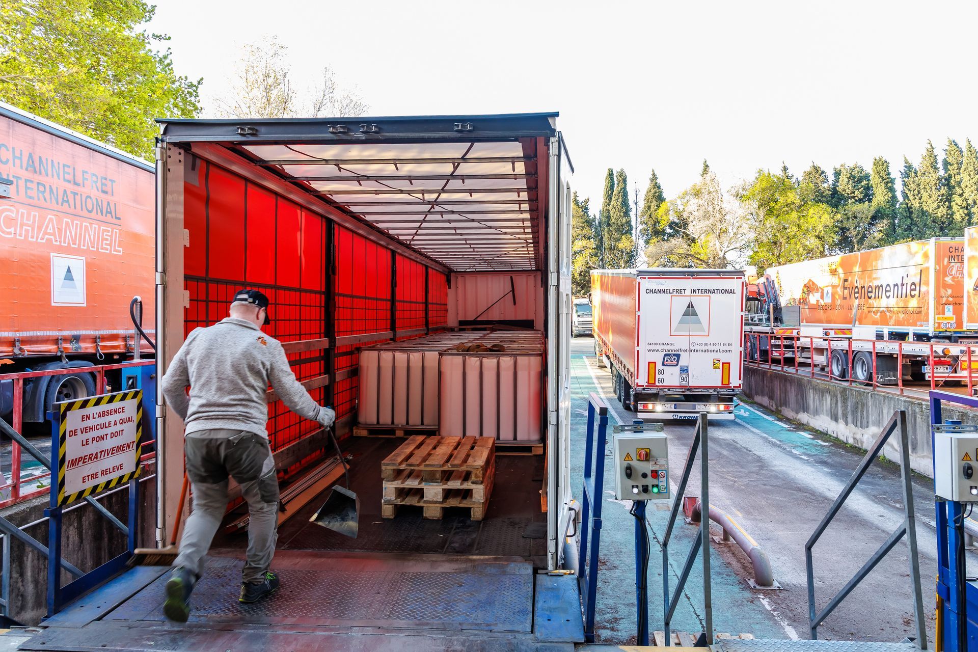 Un homme charge un camion
