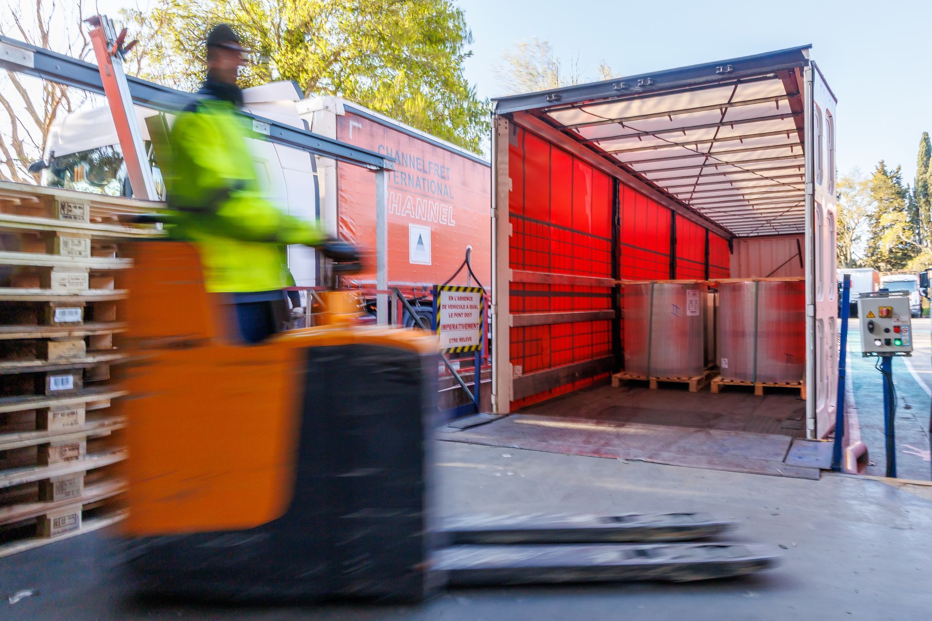 Un homme opère un engin de manutention