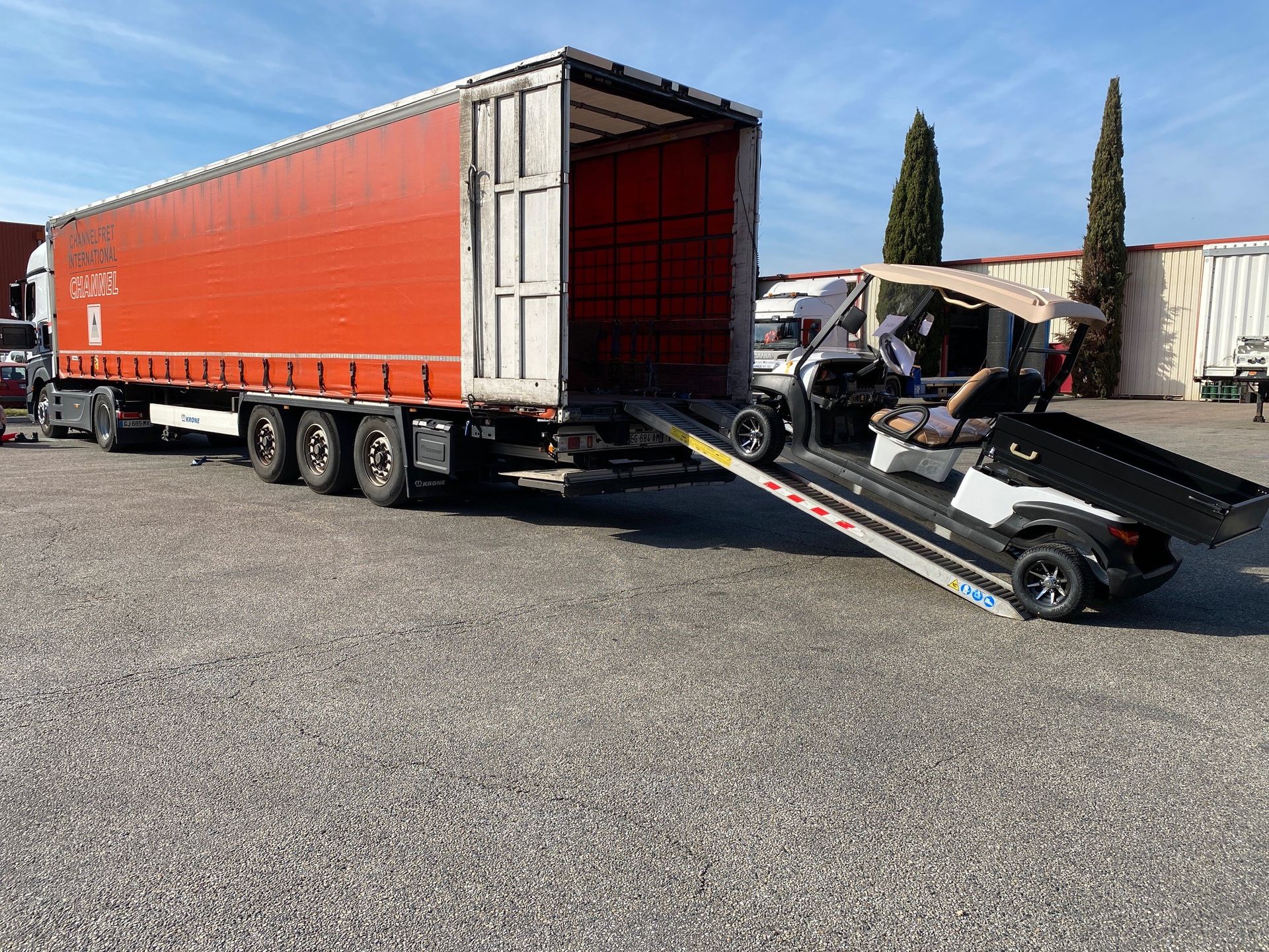 Une machine de manutention dans un camion de transport