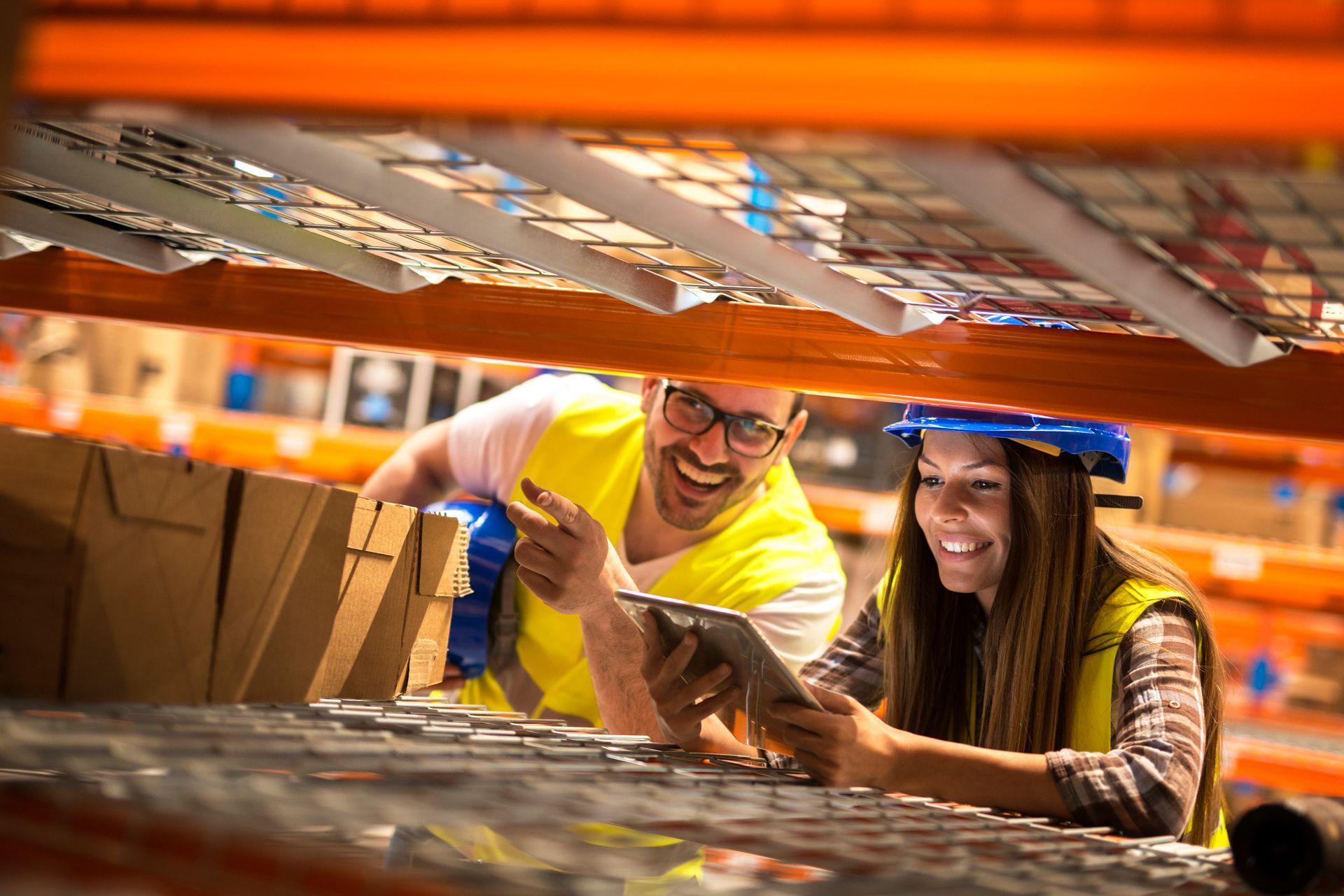 Deux employés dans une grande surface de distribution