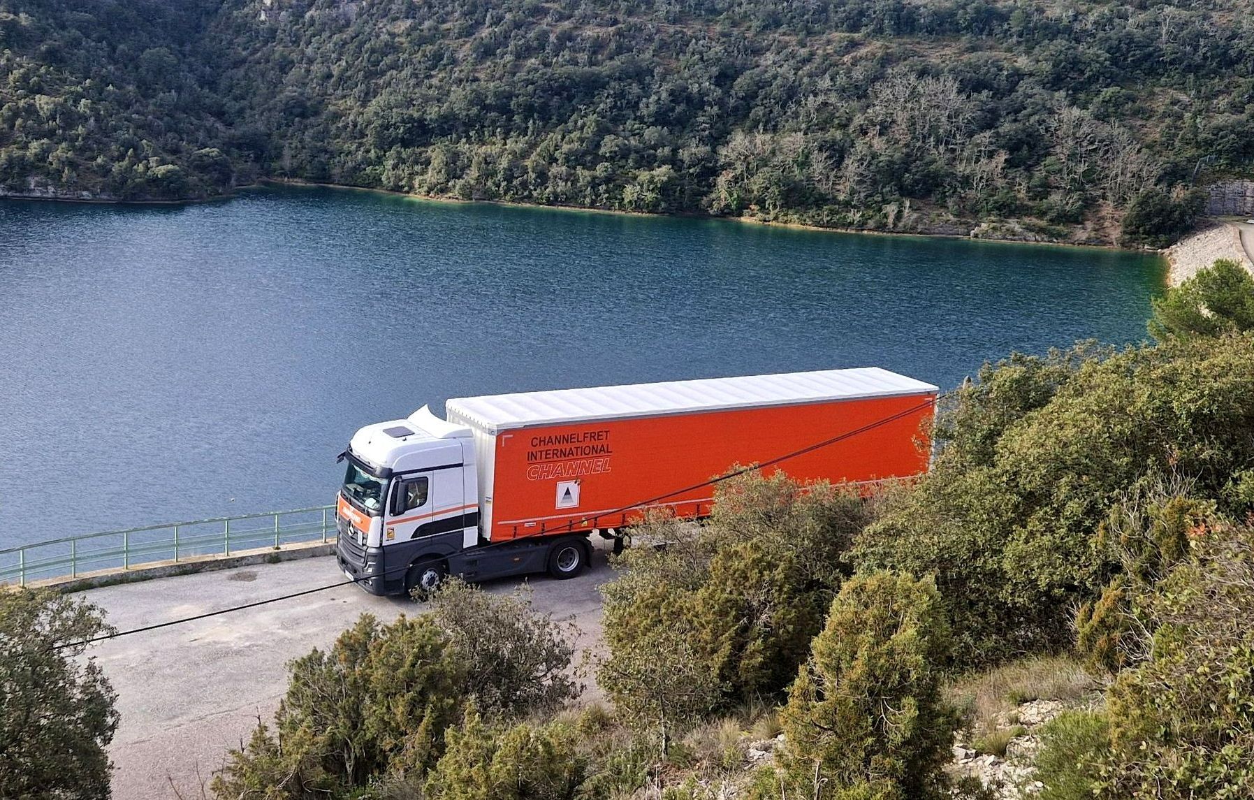 Un camion fourgon sur la route