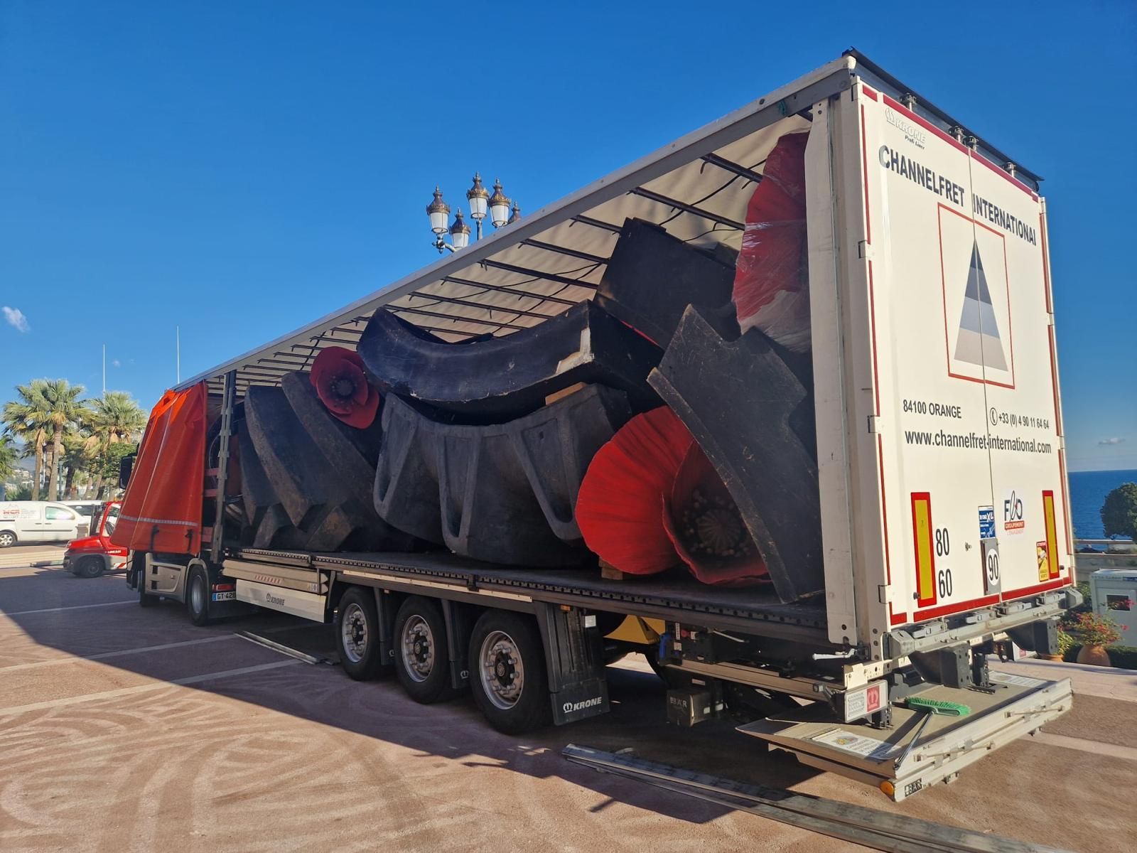 Divers éléments de décoration dans un camion