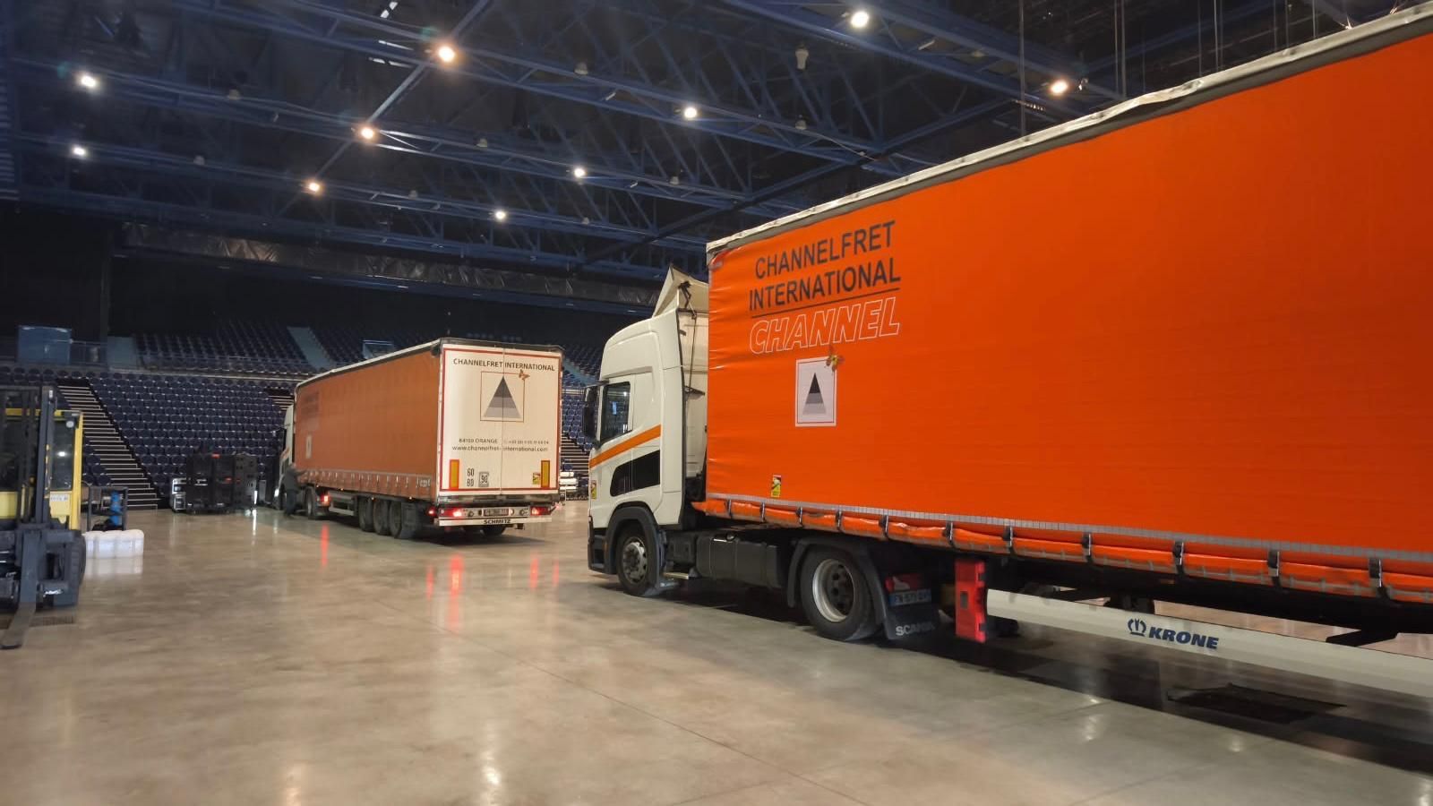 Un camion dans un entrepôt