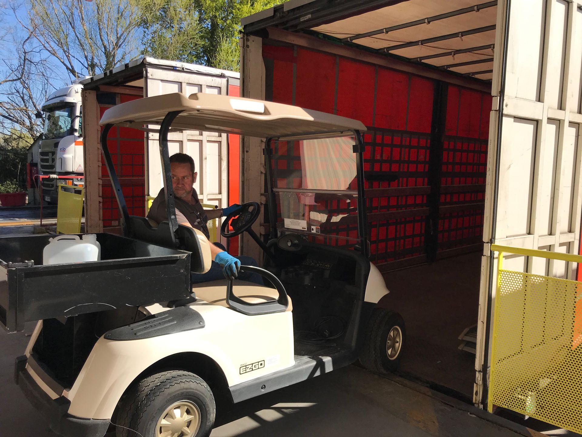 Un homme conduit une voiturette de golf