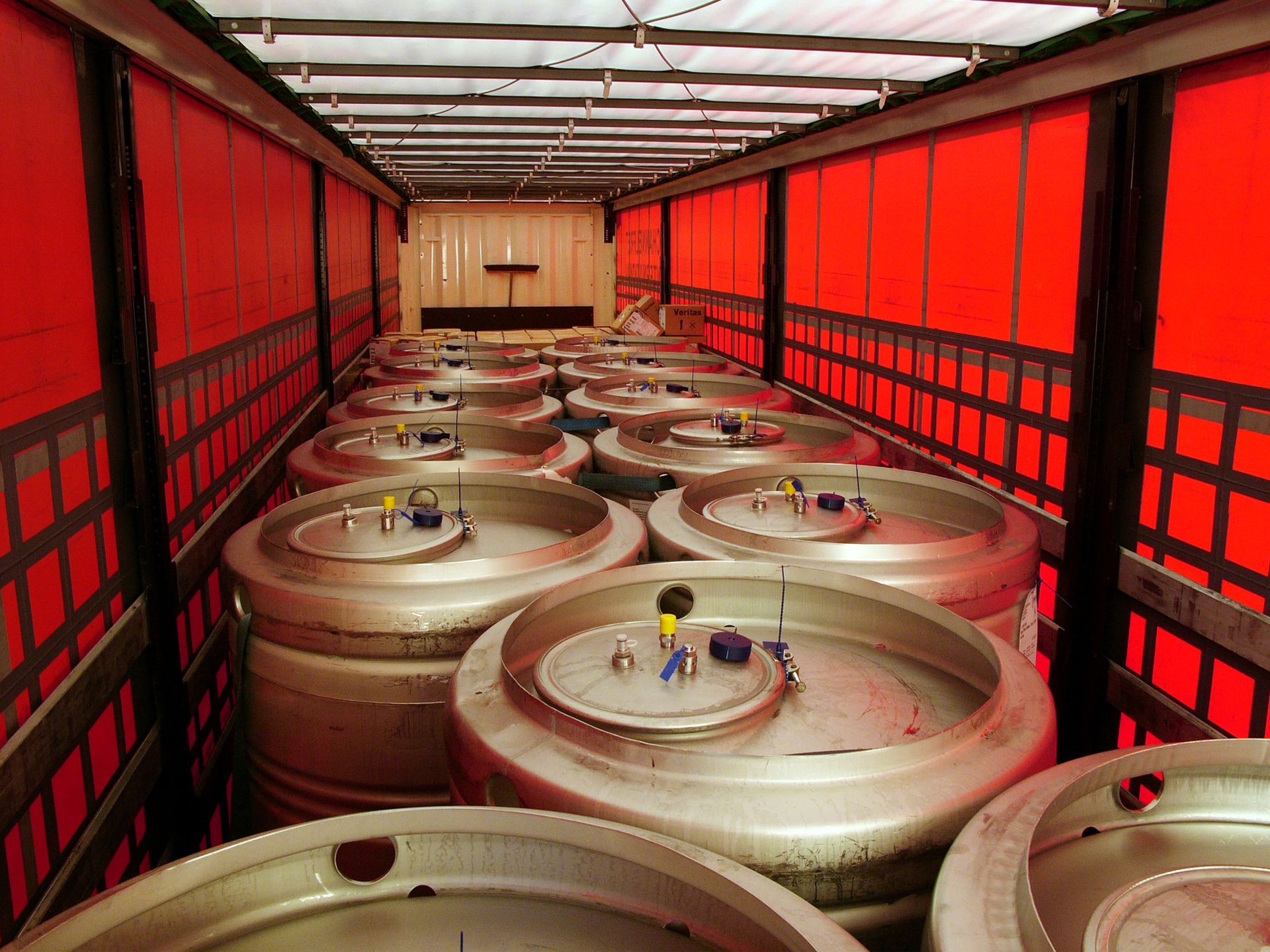 Des bidons dans un camion