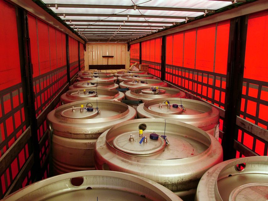 Des bidons dans un camion