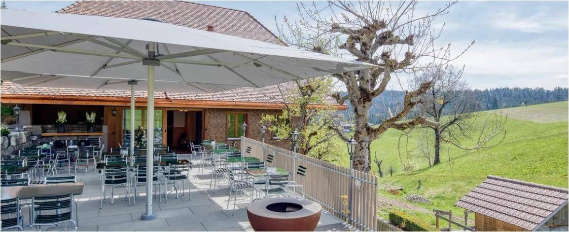 Terrasse eines Restaurant mit Sonnenschirm