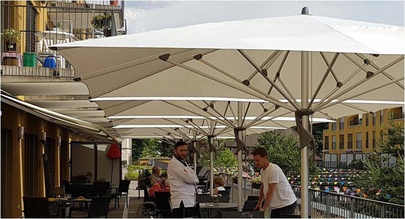 Terrasse mit Sonnenschirmen und zwei Obern