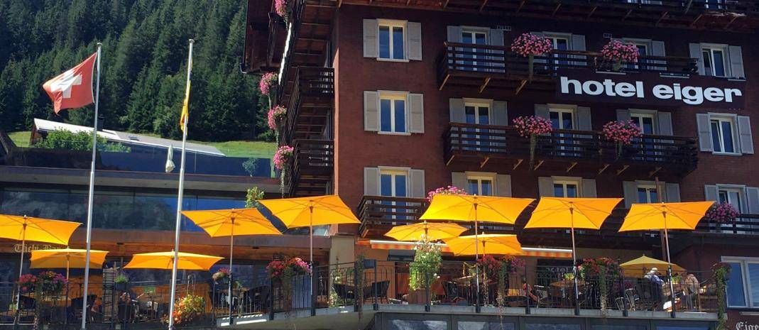 kleine gelbe Sonnenschirme