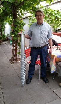 Mann mit Schraubfundament für Sonnenschirme