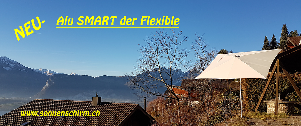 Sonnenschirm vor einem See und Bergen