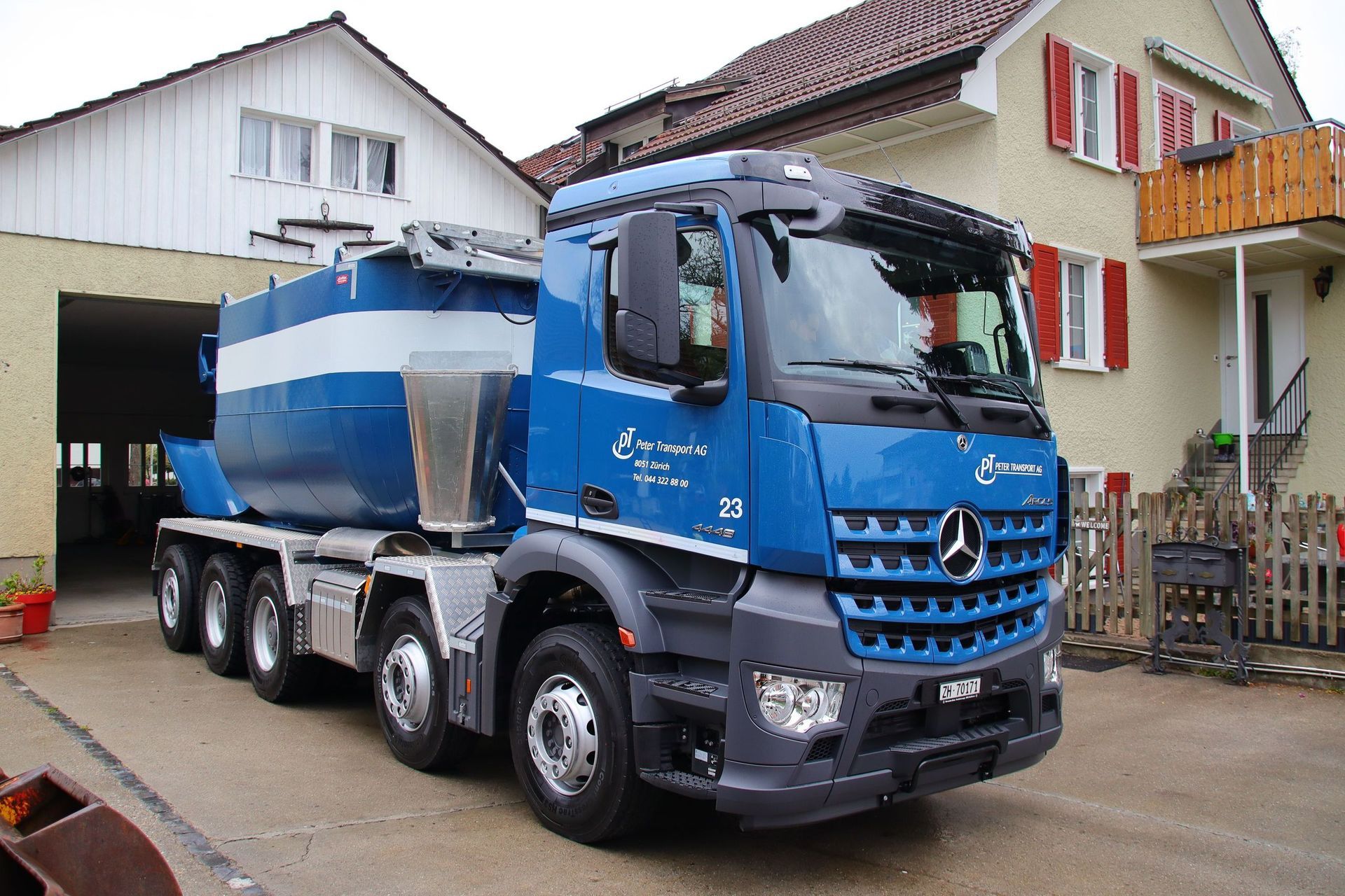 Fahrzeugpark Greifer Heckkran Kranarbeiten Zürich