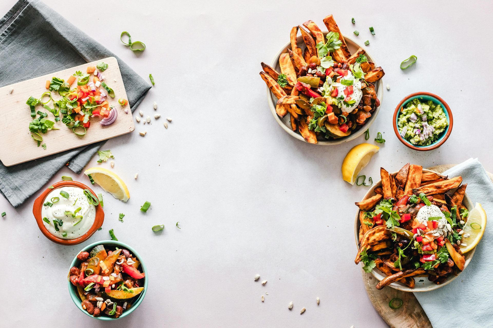 Un poke bowl con salmón, aguacate, pepino, repollo y mango sobre un fondo verde.