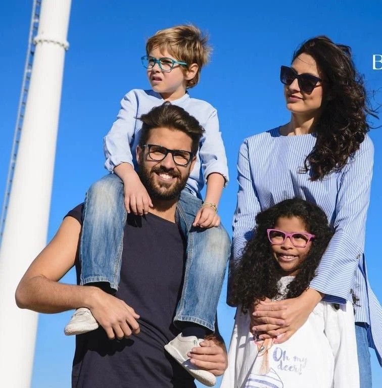 Une famille avec des lunettes