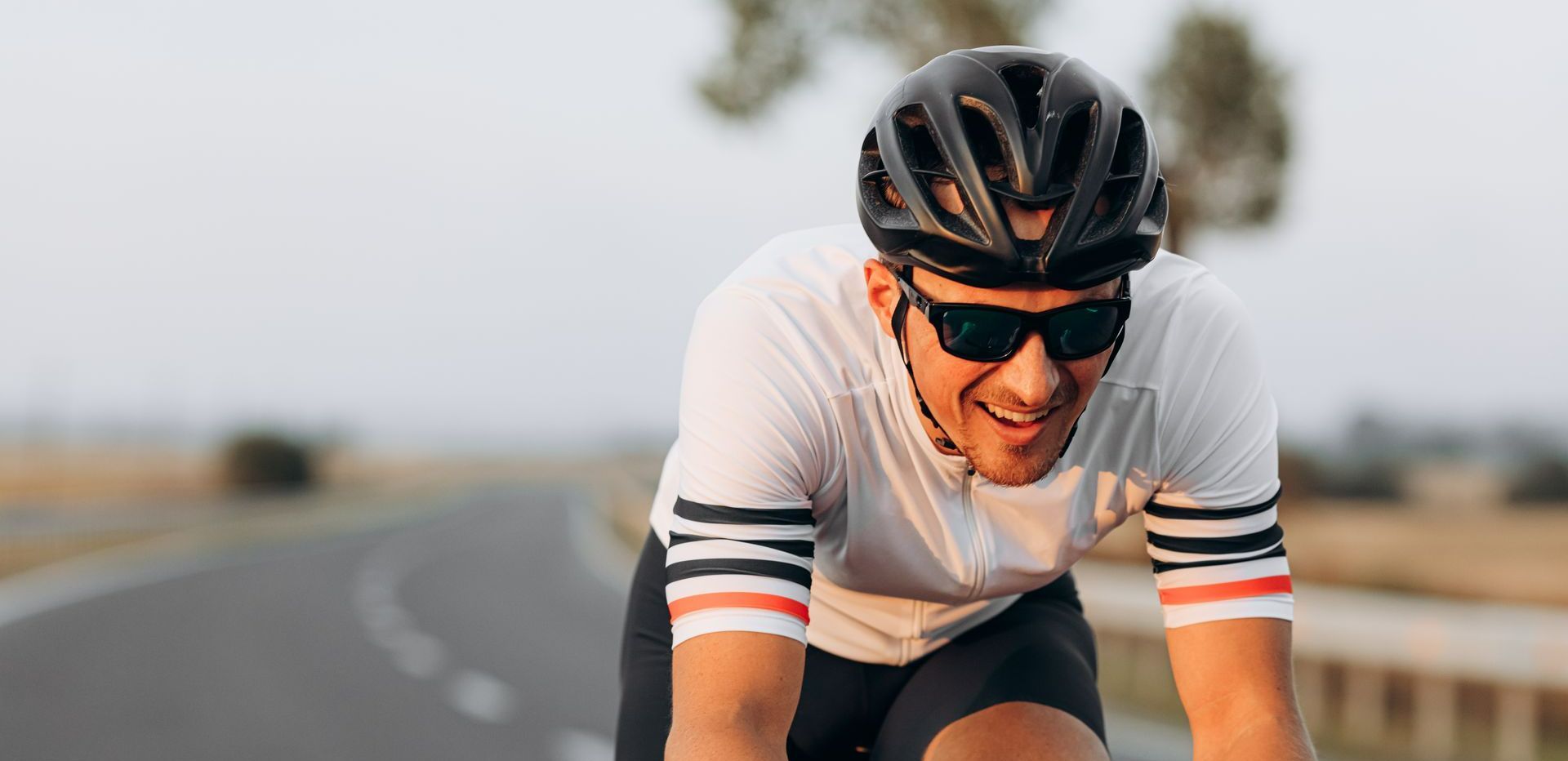Un homme fait du vélo avec des lunettes
