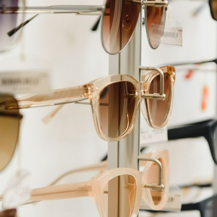 Des lunettes de soleil en vitrine