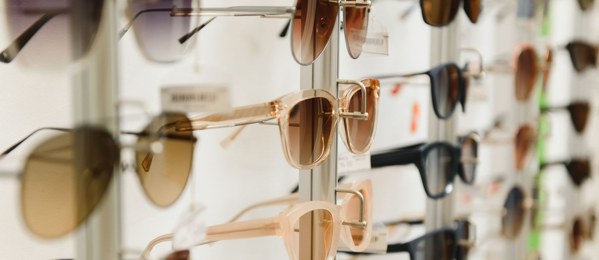 Des lunettes présentées en vitrine