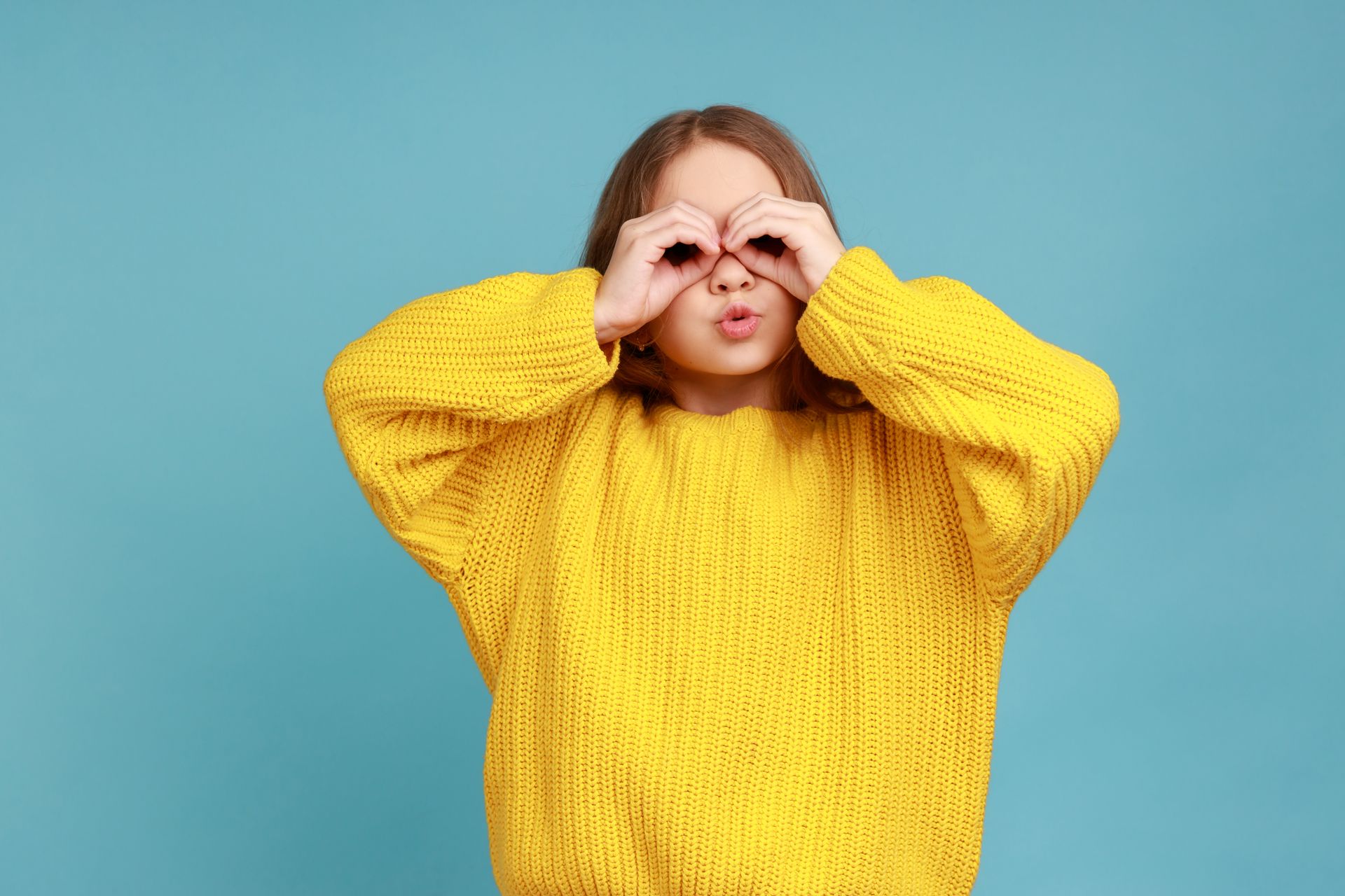 Un enfant imite des lunettes