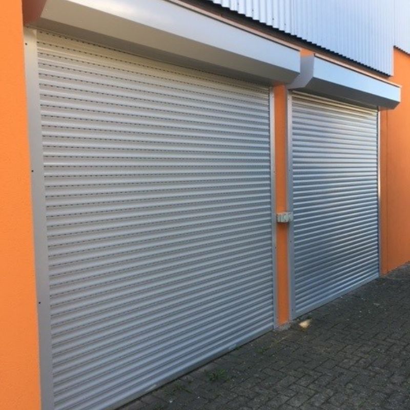 Ein Paar Garagentore mit Rollläden. Foto von Saladin Maler