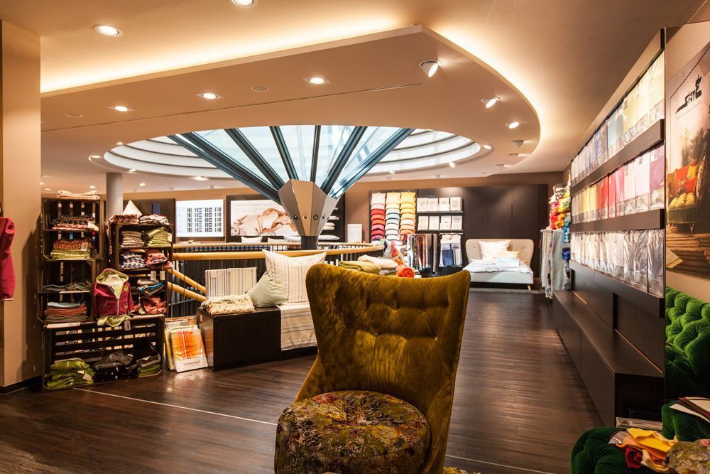 In einem Laden steht mitten im Raum ein Stuhl.