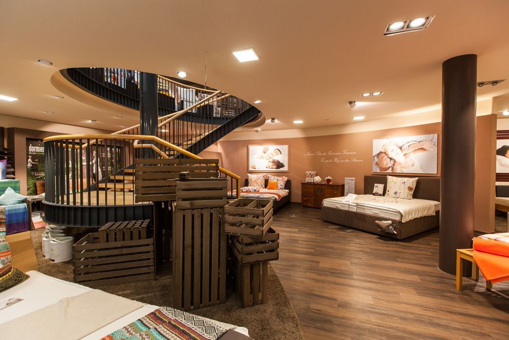 Ein Schlafzimmer mit Wendeltreppe und vielen Betten