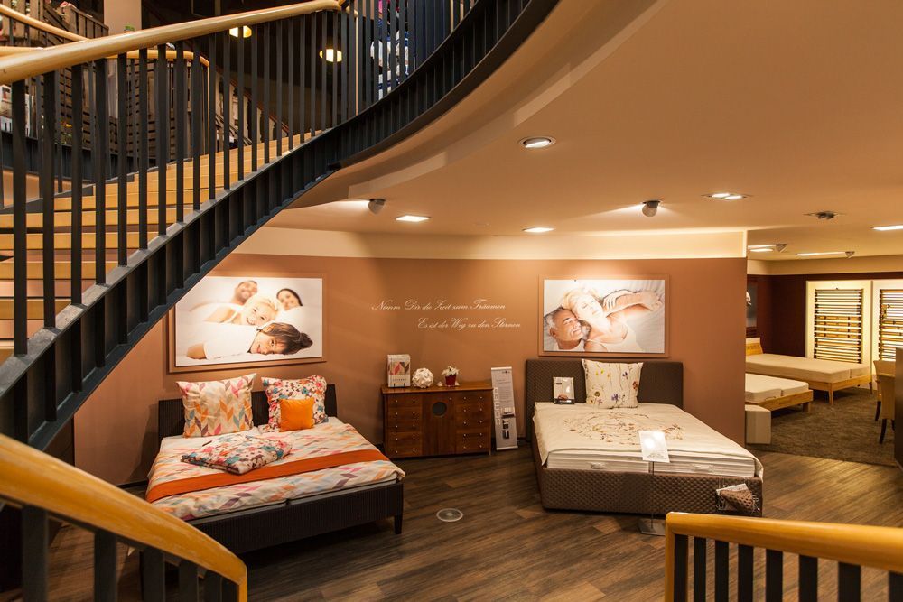 Ein Schlafzimmer mit einer Treppe, die in den zweiten Stock führt.