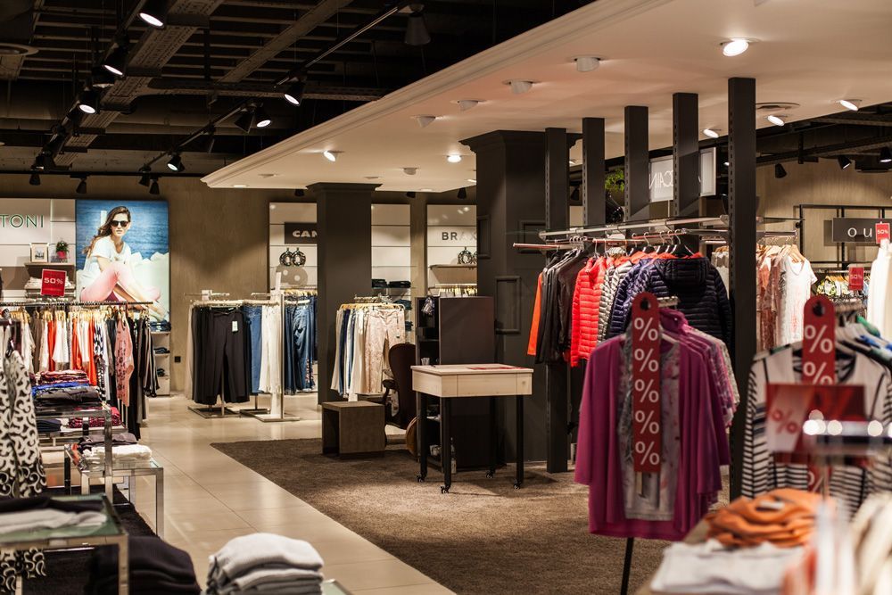 Ein Bekleidungsgeschäft mit vielen ausgestellten Kleidungsstücken.