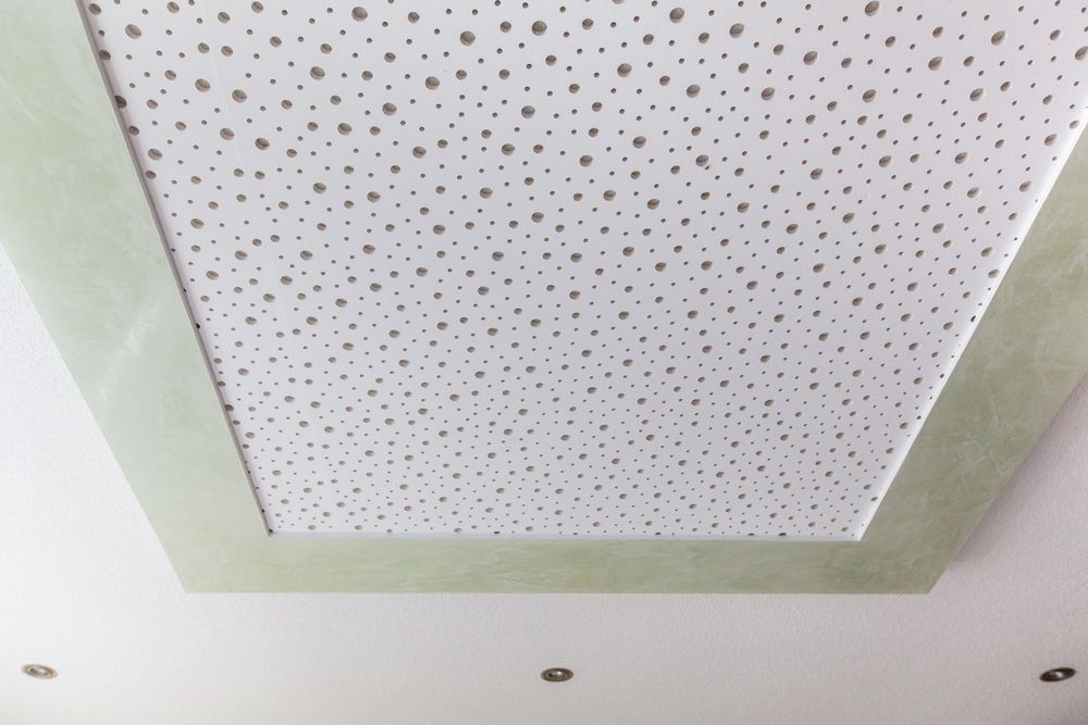 Eine Decke mit Löchern darin und einem grünen Rahmen.