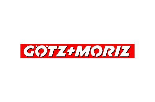 Ein rot-weißes Logo für Götz + Moritz auf weißem Hintergrund.