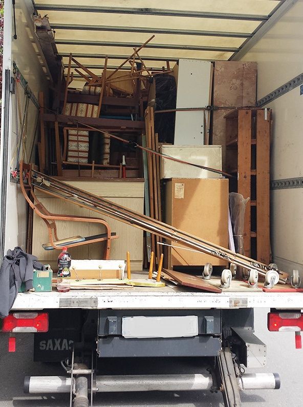 LKW von Haushaltsberäumung Marcel Granz, beladen mit Sperrmüll