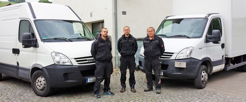 Die Mitarbeiter von Haushaltsberäumung Marcel Granz vor Firmenautos