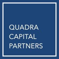 Logotipo de Quadra Capital Partners en texto blanco sobre un fondo cuadrado azul, enmarcado por un borde blanco.